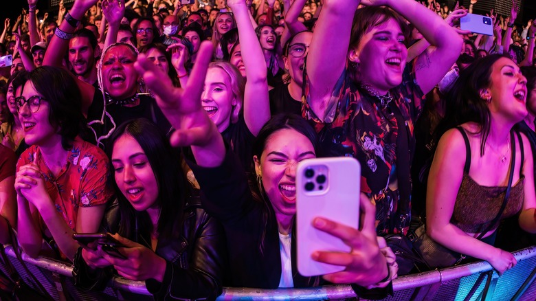 Fans screaming at Razzmatazz